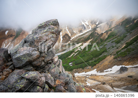富良野岳から上富良野岳の初夏の登山風景 富良野岳から上富良野岳の初夏の登山風景 140865396