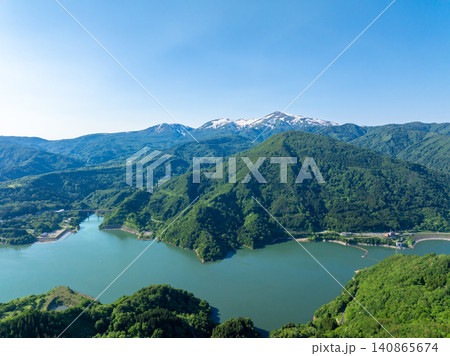 月山湖と月山（山形県西川町） 140865674