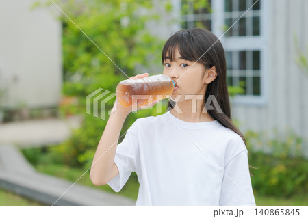 ペットボトルの麦茶を飲む女の子 ペットボトルの麦茶を飲む女の子 140865845