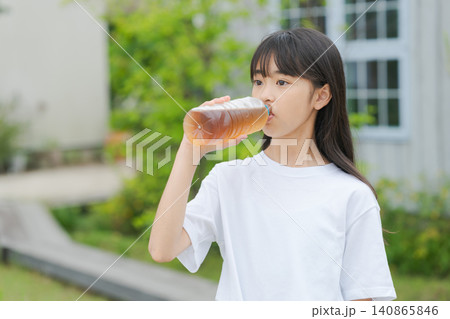 ペットボトルの麦茶を飲む女の子 ペットボトルの麦茶を飲む女の子 140865846