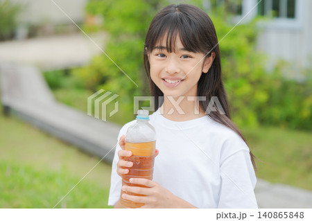 ペットボトルの麦茶を持つ女の子 140865848