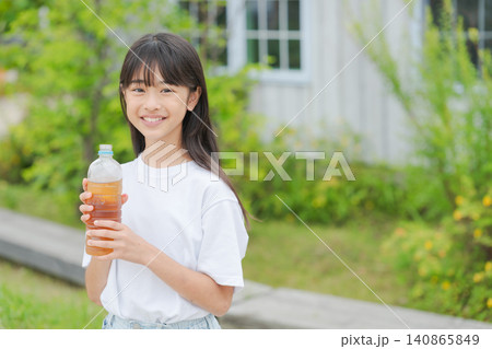 ペットボトルの麦茶を飲む女の子 140865849