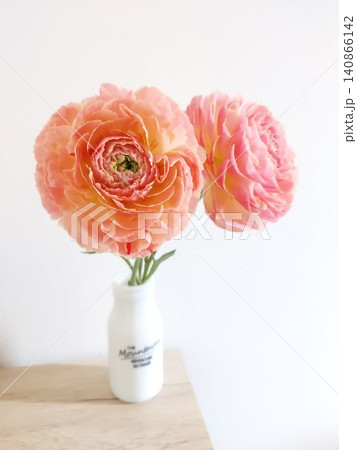 一輪挿しの花瓶に生けたピンクの花と明るいインテリア 一輪挿しの花瓶に生けたピンクの花と明るいインテリア 140866142
