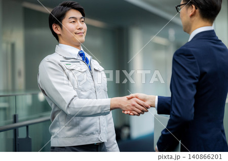 握手をする作業服の男性 握手をする作業服の男性 140866201