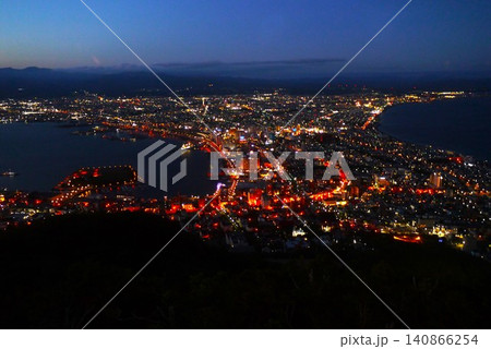 函館山からの夜景さすがです。百万ドルの夜景に時を忘れてしまいます。 140866254