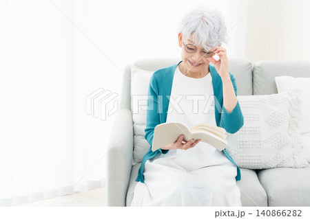 本を読むシニア女性 140866282