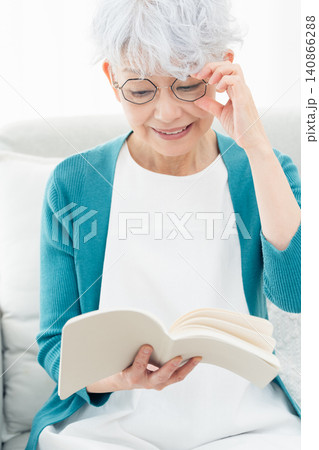 本を読むシニア女性 本を読むシニア女性 140866288