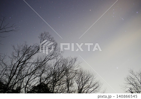冬の夜空、静寂の星明かり 冬の夜空、静寂の星明かり 140866545