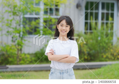 腕組みをする小学生の女の子 腕組みをする小学生の女の子 140866658
