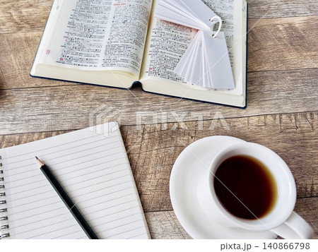 コーヒーと英語学習で試験勉強に取り組む学習イメージ コーヒーと英語学習で試験勉強に取り組む学習イメージ 140866798