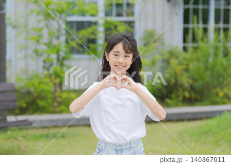 ハートポーズをする小学生 ハートポーズをする小学生 140867011