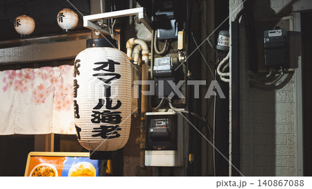 オマール海老と書かれた提灯が飾られた飲食店の店先 140867088