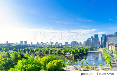 東京・皇居外苑とビジネス街 140867296