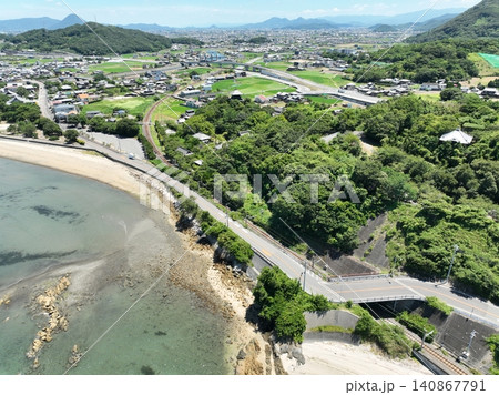 瀬戸内海のそばを走る白方橋付近の予讃線夏風景 香川県多度津町 瀬戸内海のそばを走る白方橋付近の予讃線夏風景 香川県多度津町 140867791