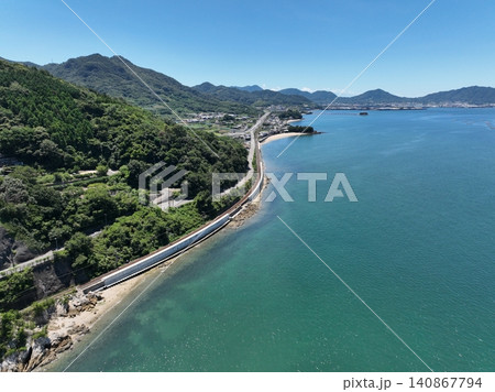 瀬戸内海のそばを走る白方橋付近の予讃線夏風景 香川県多度津町 瀬戸内海のそばを走る白方橋付近の予讃線夏風景 香川県多度津町 140867794