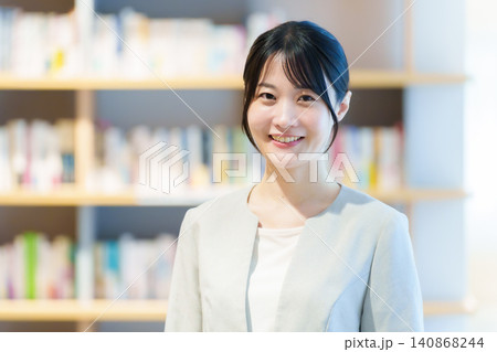 本棚の前に立つ女性 作家 小説家 エッセイスト 本棚の前に立つ女性 作家 小説家 エッセイスト 140868244