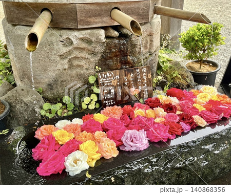 5月の深大寺を彩る色鮮やかな花手水と流れる清水 140868356