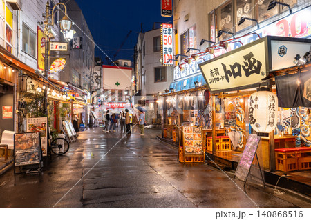 赤羽駅前の雨に濡れる飲み屋街の夜景 赤羽駅前の雨に濡れる飲み屋街の夜景 140868516