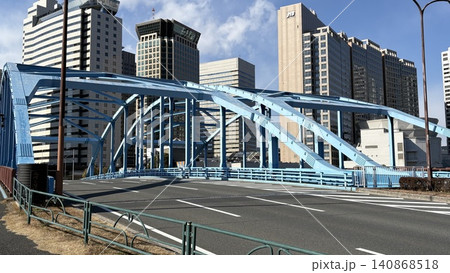 快晴の空と青い品川ふ頭橋(品川埠頭橋)と天王洲のビル街 快晴の空と青い品川ふ頭橋(品川埠頭橋)と天王洲のビル街 140868518