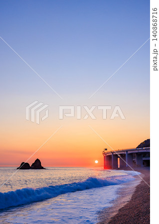 初夏の親不知海水浴場から見た朝日と投げ岩　新潟県糸魚川市 140868716