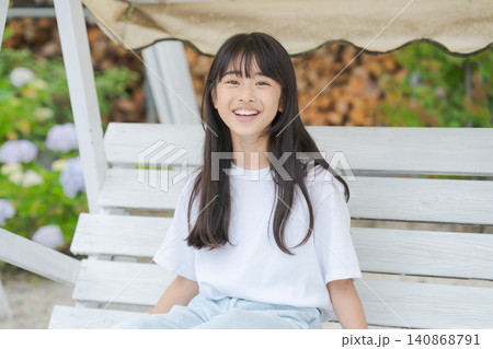 白いブランコに座る女の子 白いブランコに座る女の子 140868791