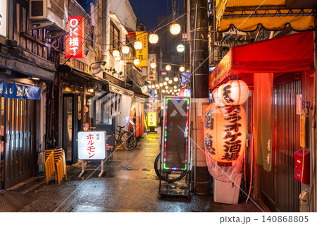 赤羽駅前の雨に濡れる飲み屋街の路地 赤羽駅前の雨に濡れる飲み屋街の路地 140868805