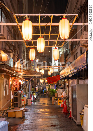 赤羽駅前の雨に濡れる飲み屋街の路地 赤羽駅前の雨に濡れる飲み屋街の路地 140868816