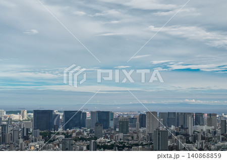 雲広がる空の下に連なる東京の高層ビル群 雲広がる空の下に連なる東京の高層ビル群 140868859