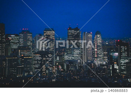 青い夜に浮かび上がる新宿副都心の夜景 青い夜に浮かび上がる新宿副都心の夜景 140868883