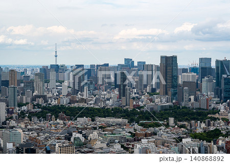 緑を手前に東京スカイツリーを望む街並み(昼) 緑を手前に東京スカイツリーを望む街並み(昼) 140868892