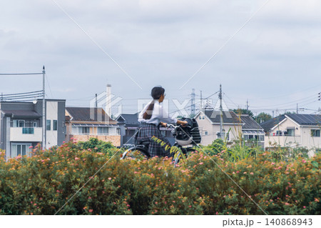 自転車に乗る人 通学の女学生 自転車に乗る人 通学の女学生 140868943