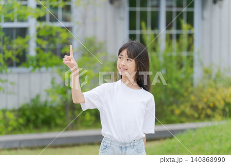 指差しポーズをする小学生 指差しポーズをする小学生 140868990