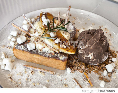 Gourmet Dessert With Ice Cream and Bananas 140870069