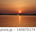 静寂の海を染める黄金色の夕日とサンロード 140870174