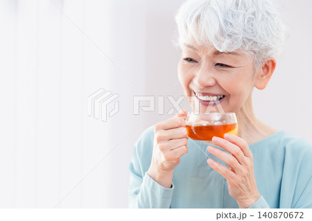 ホットドリンクを飲むシニア女性 ホットドリンクを飲むシニア女性 140870672