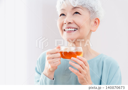 ホットドリンクを飲むシニア女性 ホットドリンクを飲むシニア女性 140870673
