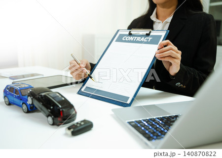 Car accident models with insurance contract and pen. Auto claim, coverage, liability, compensation and settlement process in modern business office. 140870822