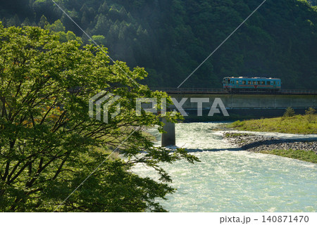 樽見の入り口の根尾川鉄橋を走る樽見鉄道 140871470