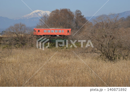 伊吹山を背景に犀川を渡る樽見鉄道 140871892