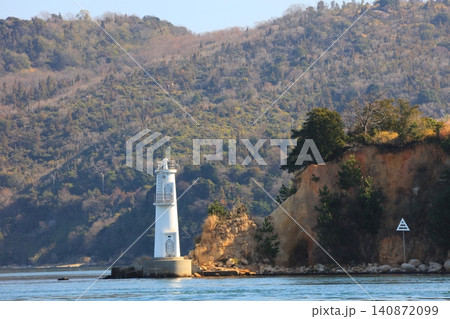 瀬戸内の離島「前島(まえじま)」、前島城ヶ鼻にある「牛窓港灯台」(しおまち唐琴通りより) 瀬戸内の離島「前島(まえじま)」、前島城ヶ鼻にある「牛窓港灯台」(しおまち唐琴通りより) 140872099