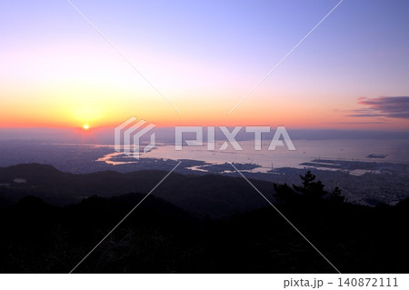 六甲山・六甲ガーデンテラスより大阪湾と生駒山山系から昇る初日の出を眺望 140872111