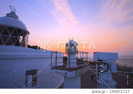 「淡路島・江崎灯台」越しに見る播磨灘に沈みゆく夕陽 「淡路島・江崎灯台」越しに見る播磨灘に沈みゆく夕陽 140872127