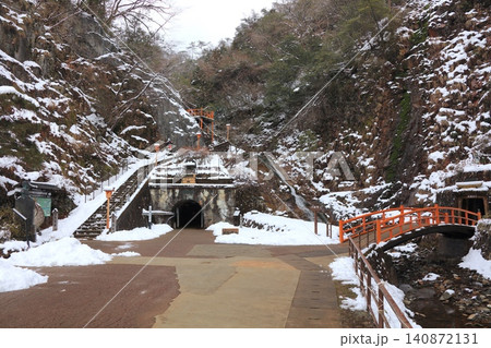 生野銀山の入り口と出口(赤い橋)(冬景色) 生野銀山の入り口と出口(赤い橋)(冬景色) 140872131
