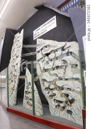 生野銀山の鉱山資料館に展示している講堂の再現模型 140872161