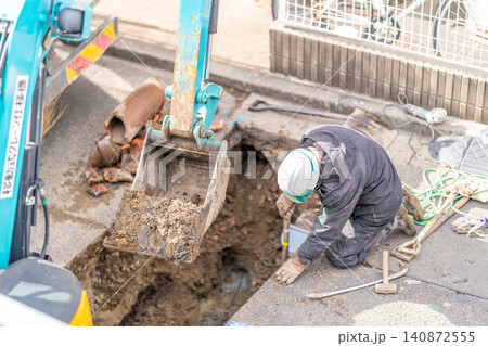 合流管耐震化工事(更生工法)下水道管の公共下水道工事 埋設物掘削 油圧ショベル ショベル 陶管 老朽 合流管耐震化工事(更生工法)下水道管の公共下水道工事 埋設物掘削 油圧ショベル ショベル 陶管 老朽 140872555