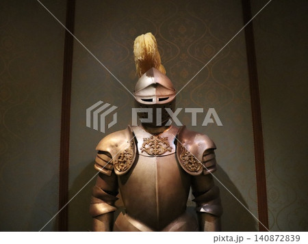 中世ヨーロッパの騎士の鎧(プレートアーマー)正面展示|教育・出版・Web向け歴史資料・博物館・商用 中世ヨーロッパの騎士の鎧(プレートアーマー)正面展示|教育・出版・Web向け歴史資料・博物館・商用 140872839