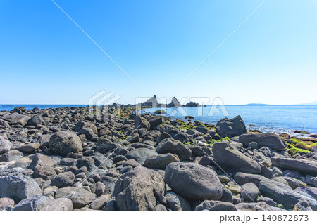 晴天の真鶴半島・三ツ石海岸の絶景と緑の苔に覆われた岩場 晴天の真鶴半島・三ツ石海岸の絶景と緑の苔に覆われた岩場 140872873