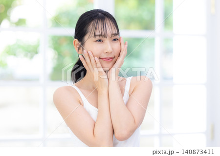ビューティー　スキンケアをしている女性 140873411