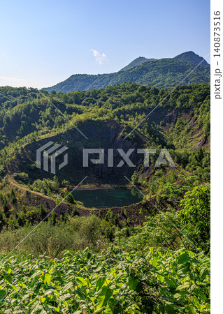 洞爺湖温泉近郊にある有珠山金比羅火口遺構の豊かな自然と神秘的な沼の情景 洞爺湖温泉近郊にある有珠山金比羅火口遺構の豊かな自然と神秘的な沼の情景 140873516