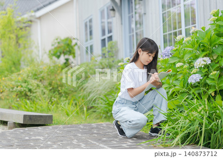 植物を観察する小学生 140873712